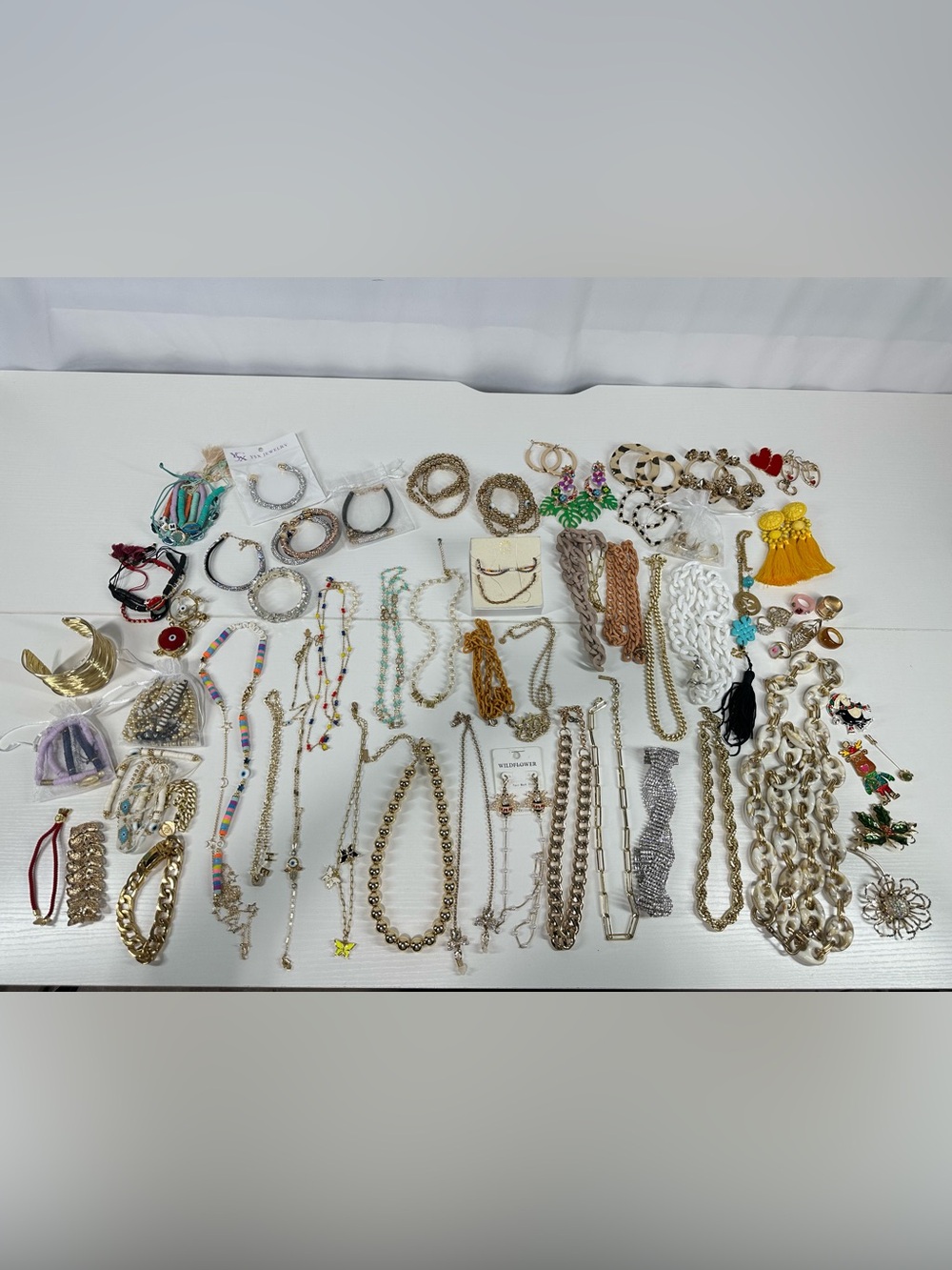 #408 Large Lot Costume Jewelry Bracelets Rings Earrings Chains Brooches Mixed